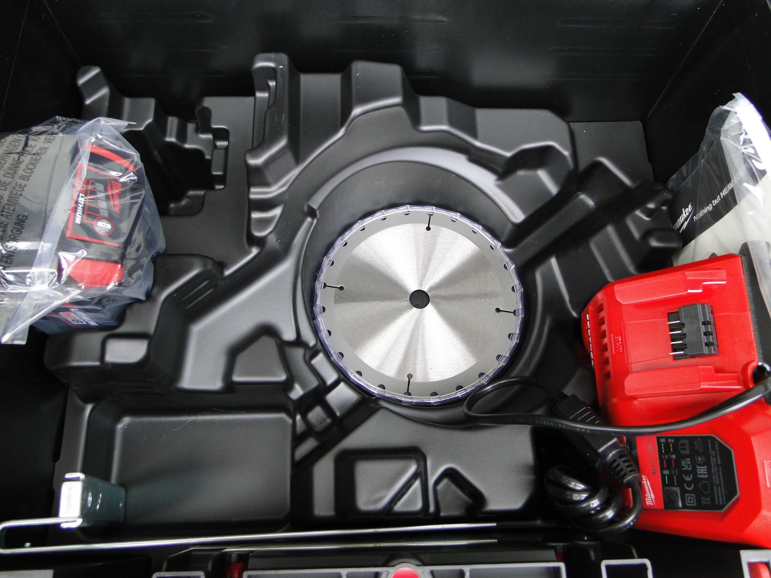 MILWAUKEE M18CCS55-502X, Pilarka tarczowa 165 mm, Zestaw, Nowa