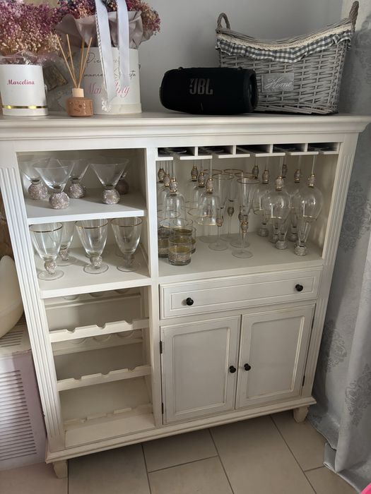 Regal w kolorze kremowym