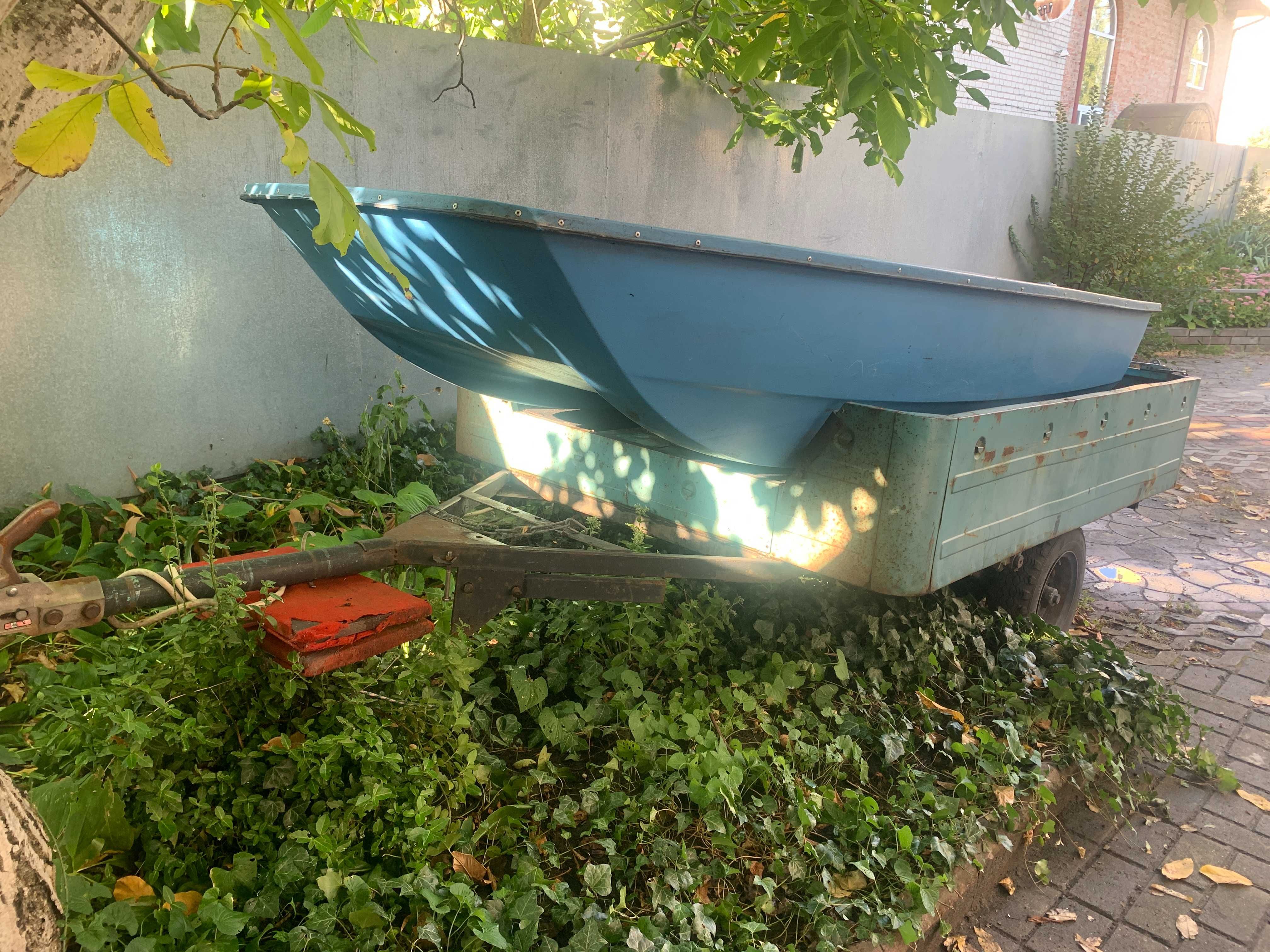 лодка пластиковая (стеклопластиковая ) на прицепе с тентом