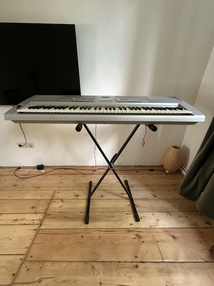 Синтезатор Yamaha Portable Grand DGX-205 з підставкою