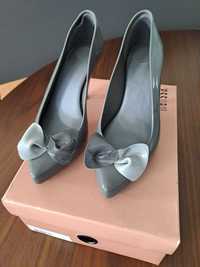 Dois pares de sapatos Melissa, n.º 38 com salto, cinzento e bege