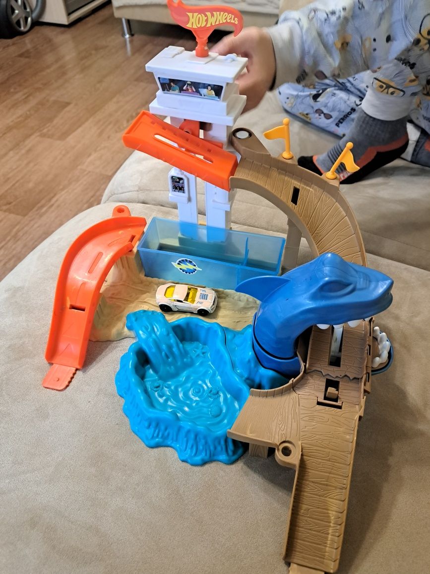 Трек hot wheels змінює колір , акула
