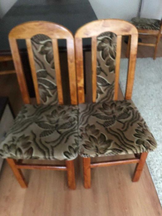 Stół z 8 krzesłami drewnianymi