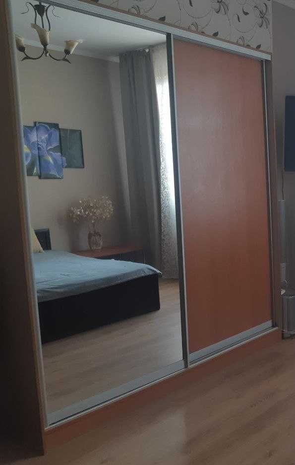 Продам большой шкаф купе с зеркалом.