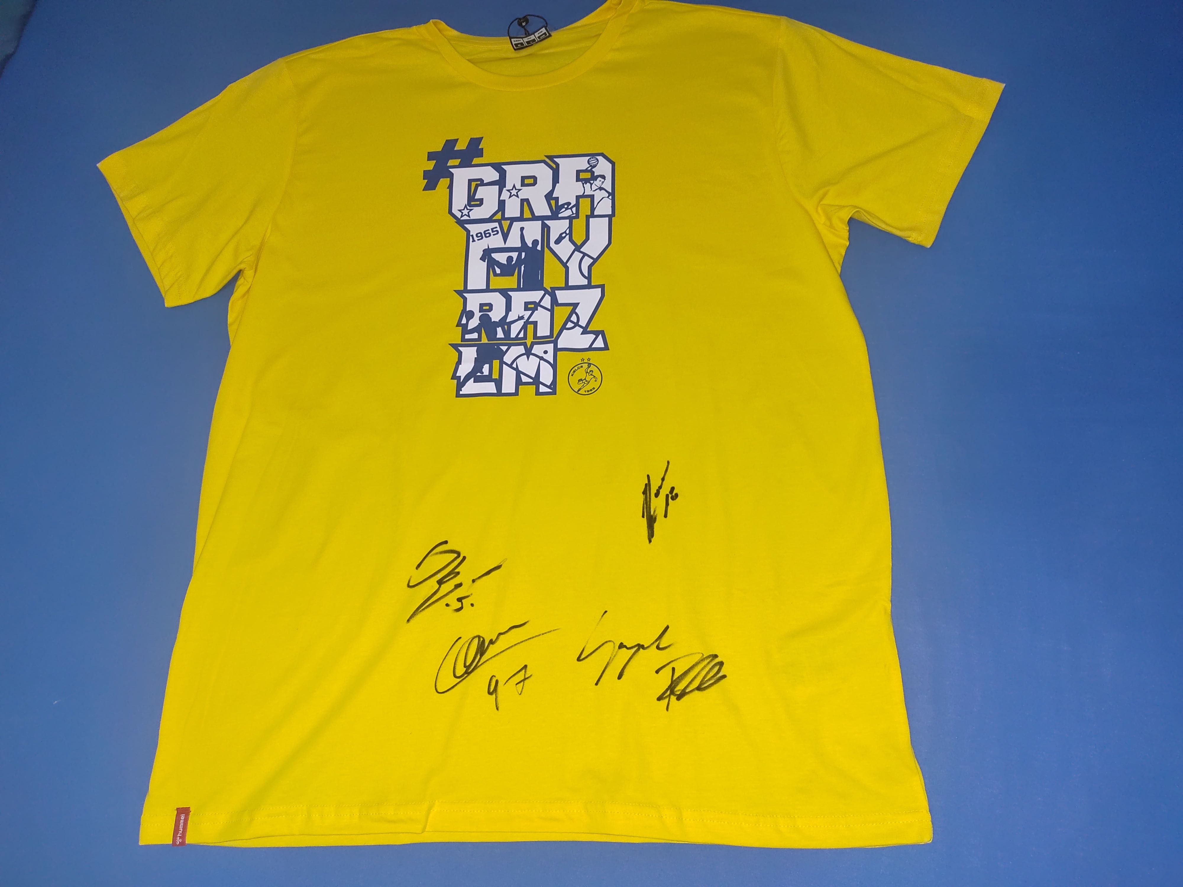 Koszulka Industrii Kielce z autografami.