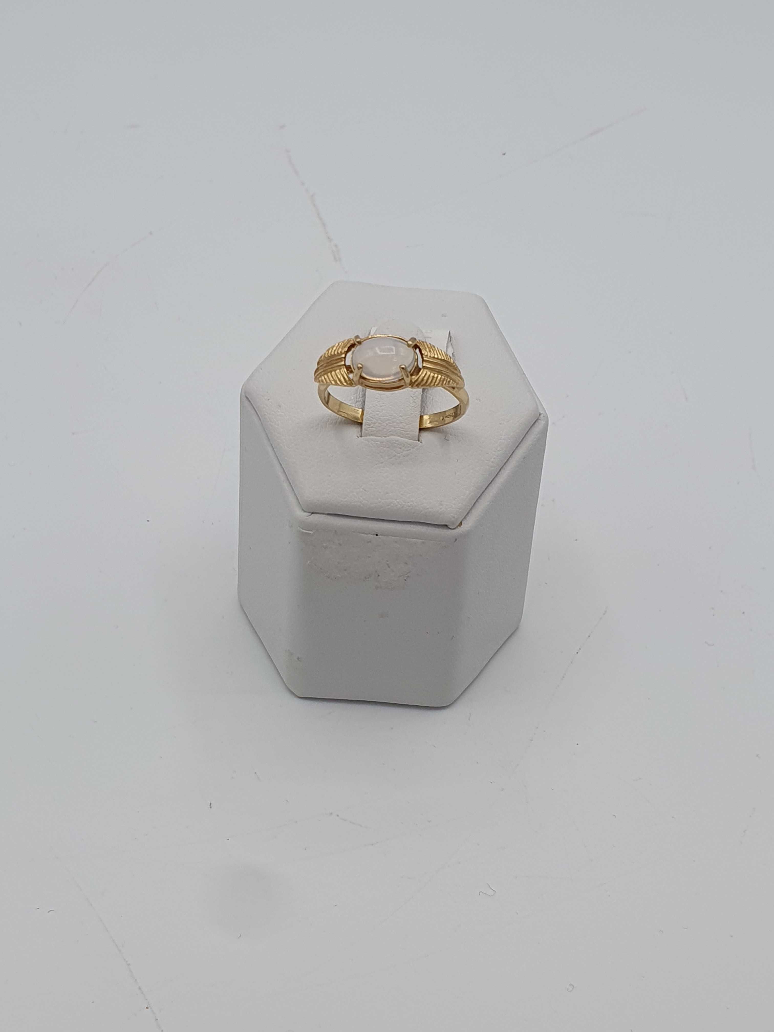 Złoty pierścionek z kamieniem P: 750 / G: 2,88