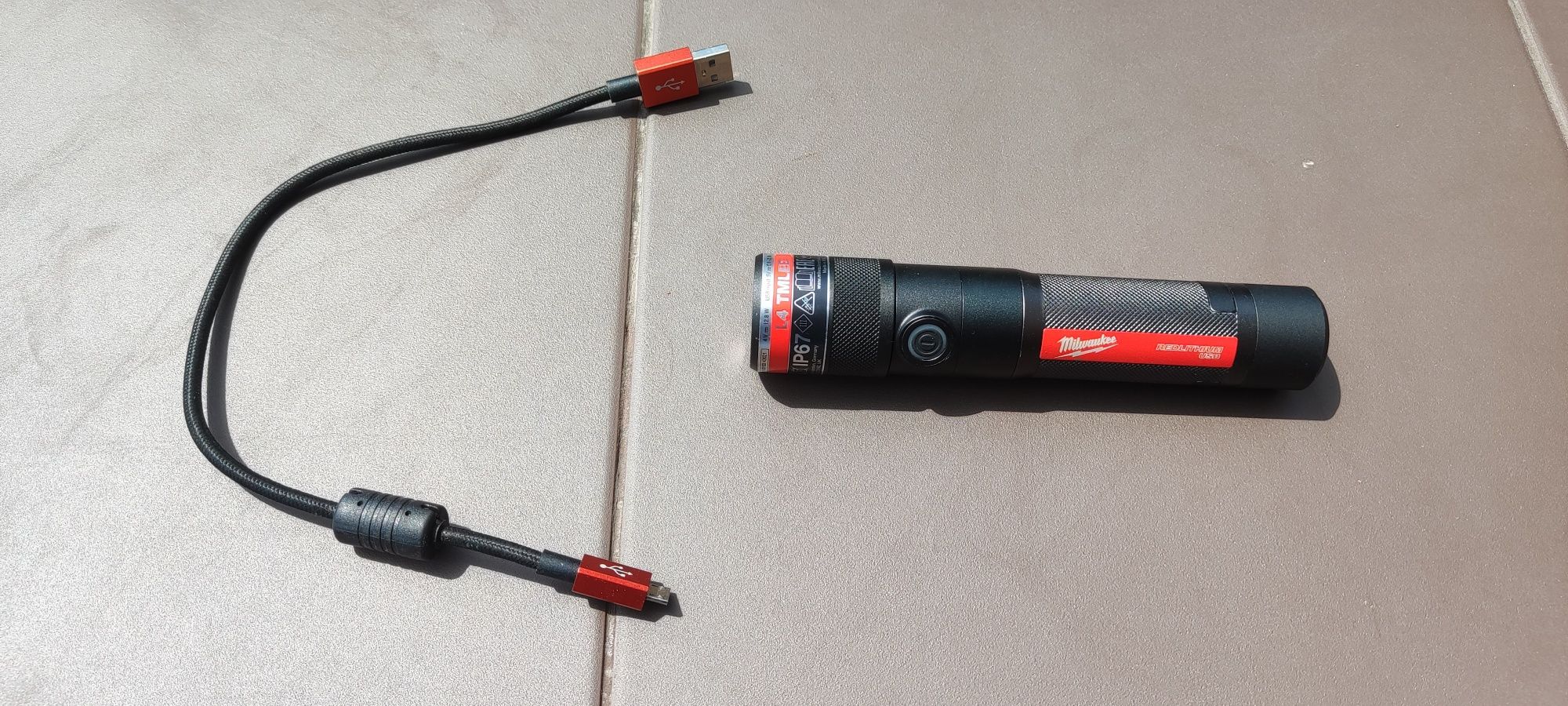 Latarka akumulatorowa Milwaukee T4 TMLED-301  
https://ec