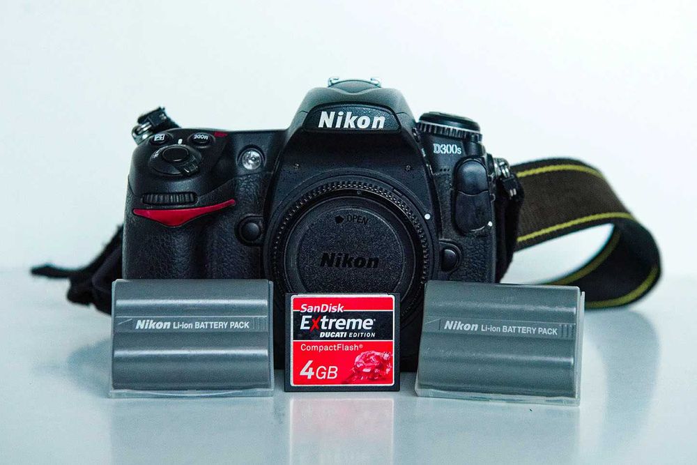 Nikon D300s - em óptimo estado com bateria extra e cartões de memória