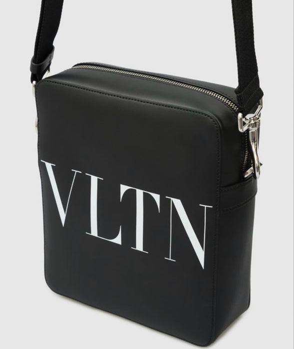 Valentino Garavani -чорна шкіряна сумка-месенджер VLTN