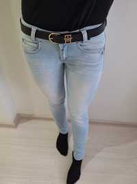 Jasne jeansy BERSka 34