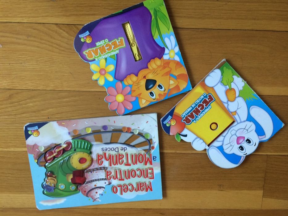 Vários brinquedos e livros infantis