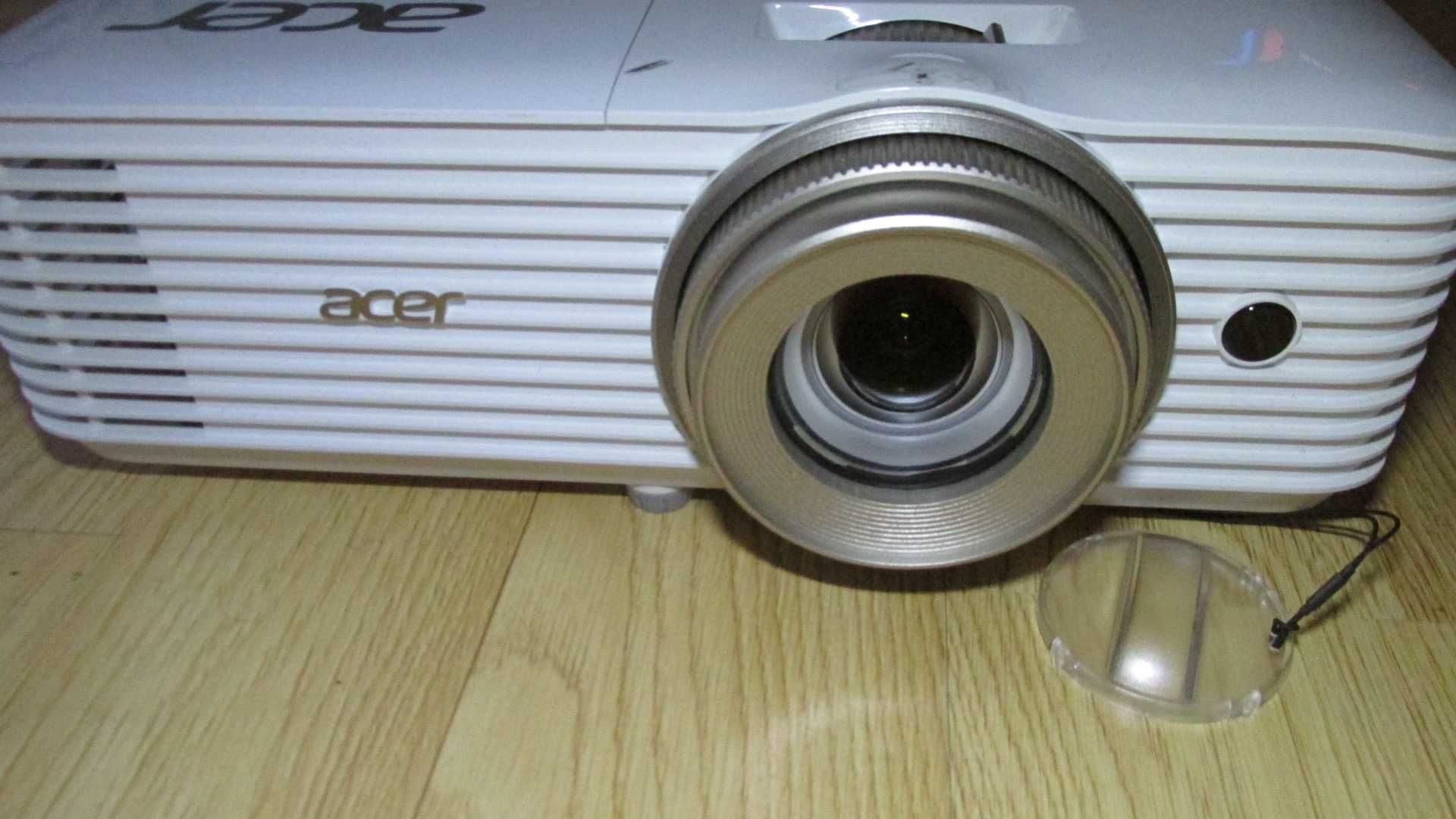 Projektor Acer V6520 uruchamia się