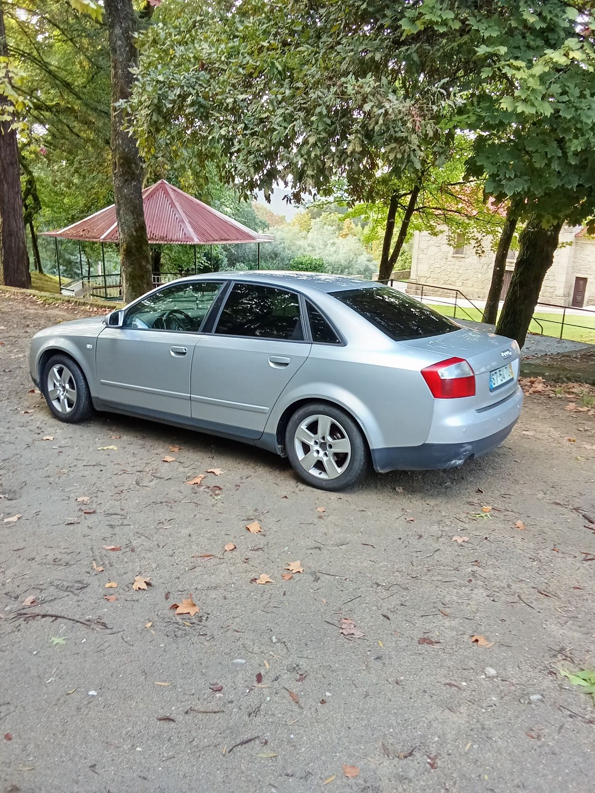 Audi A4 cinzento