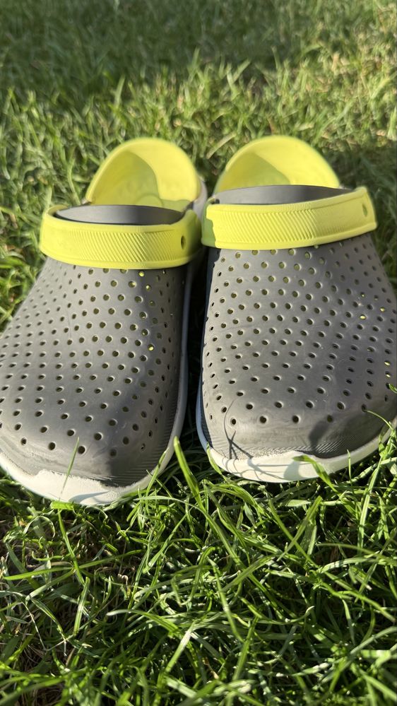 Продам дитячі crocs j3