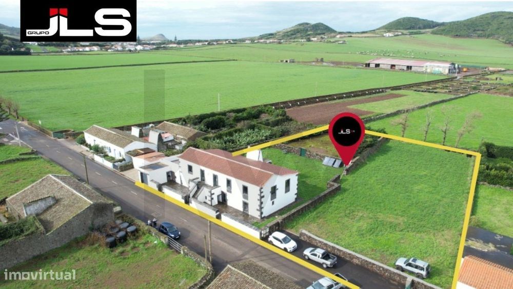 Moradia dividida em 2 apartamentos inserida em terreno com 3978m2, Ilh