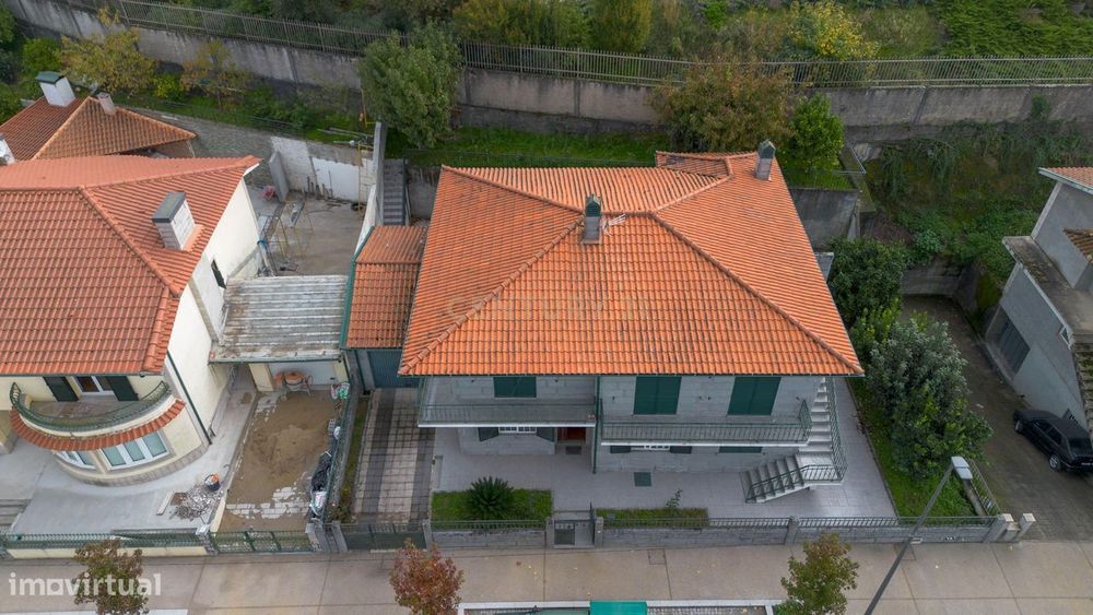 Moradia | Bi-familiar | 4 Frentes | Construção em Pedra | Resende | Vi