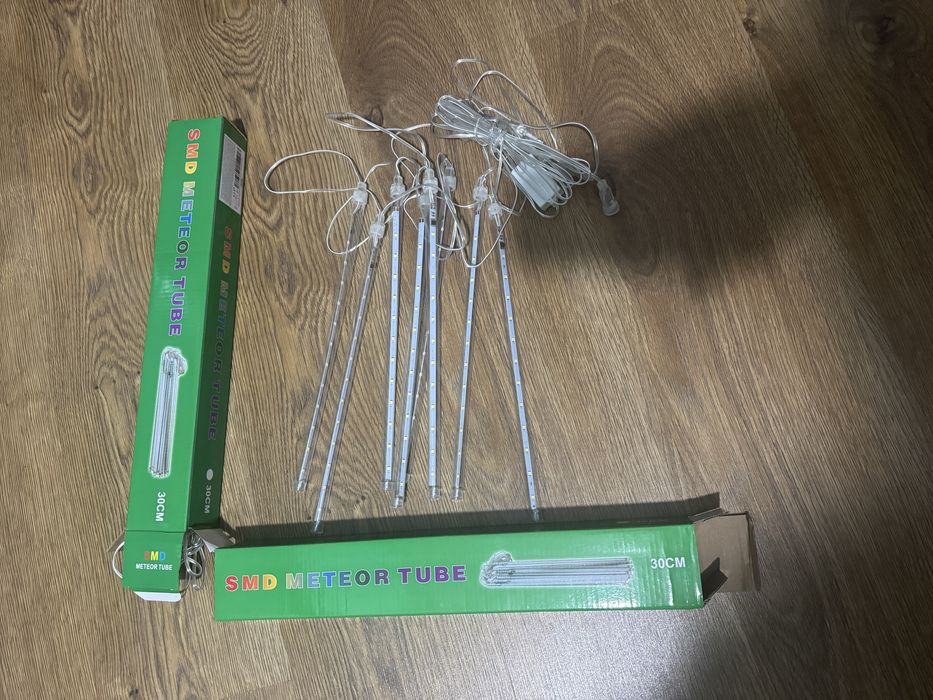 LED Гірлянда. Стильна LED гірлянда у вигляді «метеорного дощу»