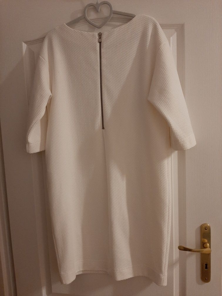 Biała sukienka z tyłu z suwaczkiem 40