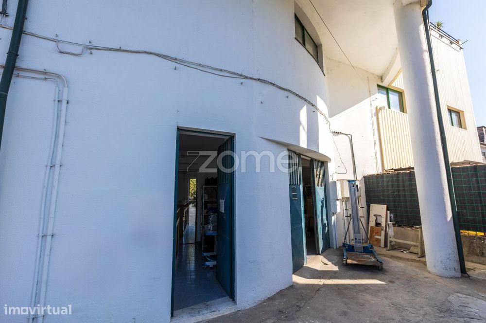 Armazém com 120 m2 em Caldelas, Guimarães