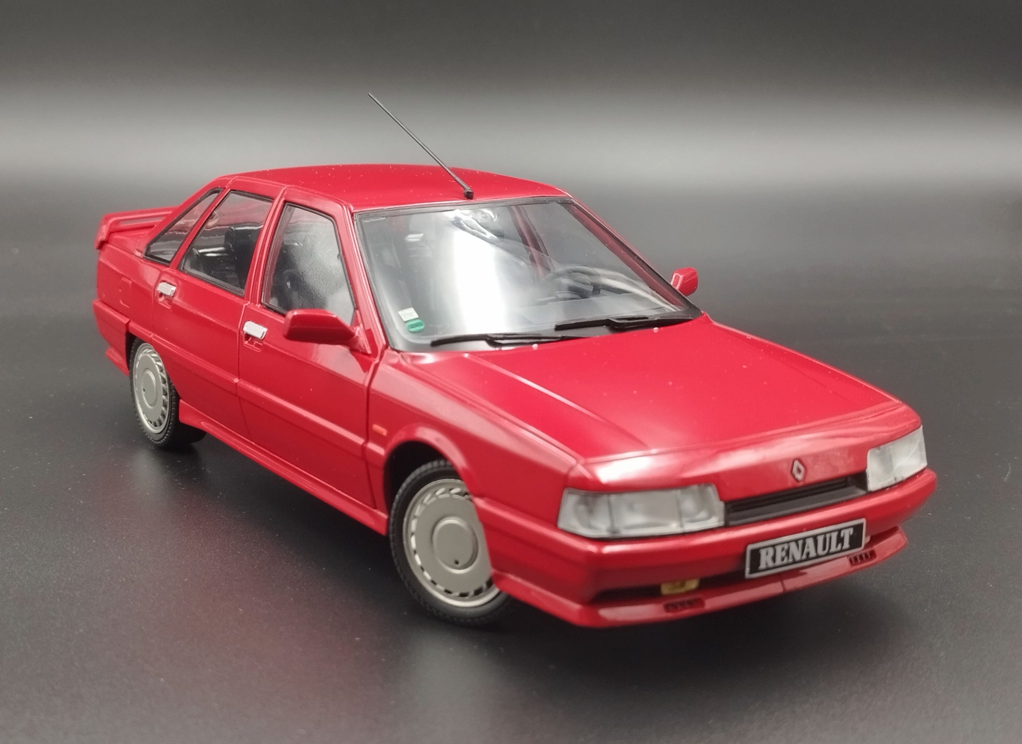 1:18 solido 1988 Renault 21 Mk.1 Turbo Red model nowy