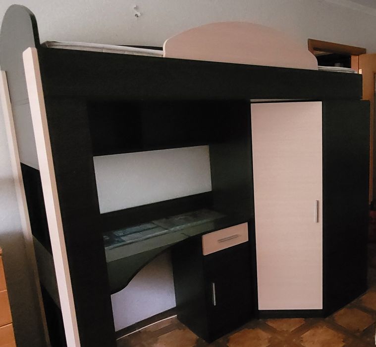 Ліжко-гірка горище з шафою та столом