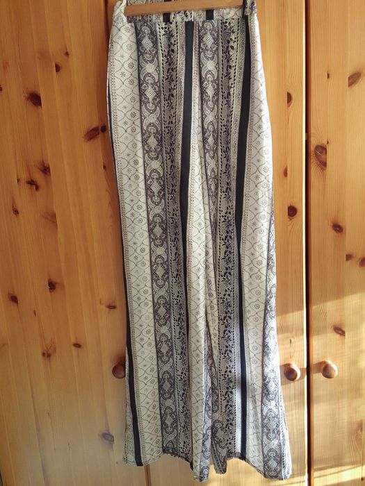 Cieniutkie przewiewne spodnie z szerokimi nogawkami