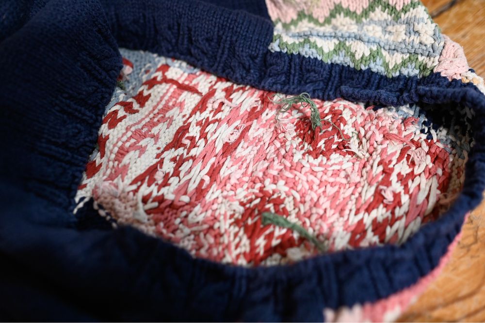 bawełniany sweterek kolorowy z motywem kwiatowym  i rękawami 3/4.