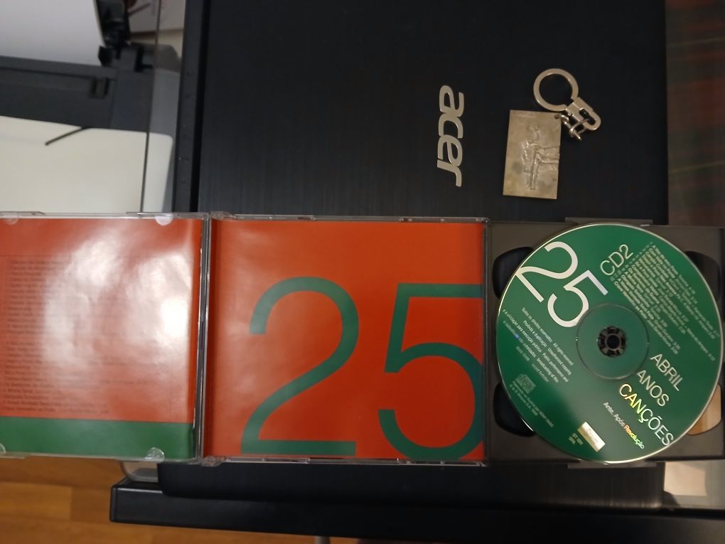 Porta chaves 25 de Abril e CD 25 de abril  canções