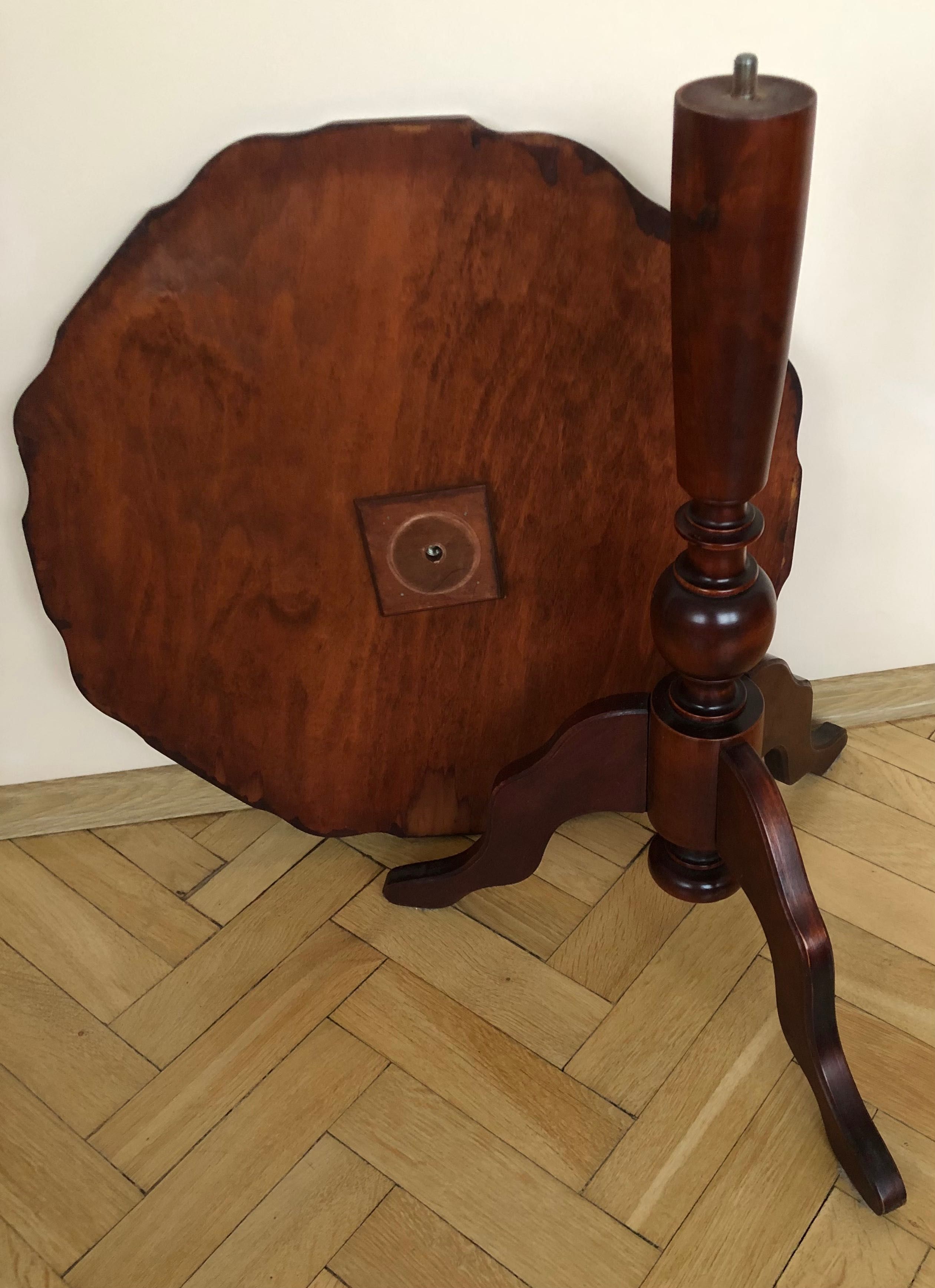 Stolik kawowy, okrągły, drewniany, rzeźbiony fornir