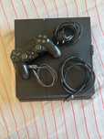 PlayStation 4 com comando e jogos