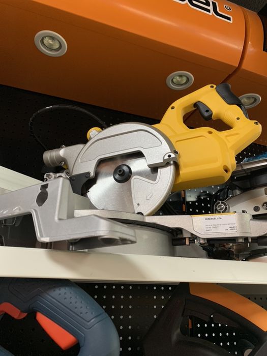 Serra de Esquadria 1800W Ø216mm Dewalt DWS777