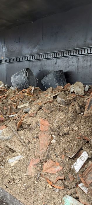 Retirada de entulhos , demolições, limpeza de terrenos, outros