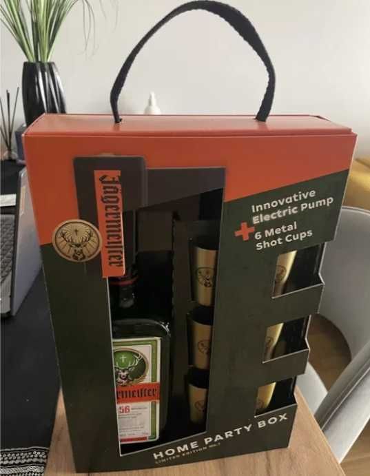 Zestaw Jagermeister pompka elektryczna oraz 6 kieliszkami