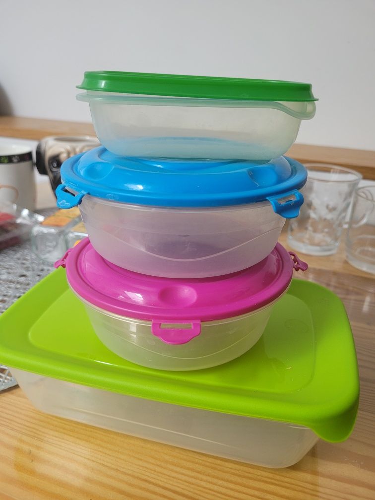 Zestaw pojemników plastikowych z pokrywkami