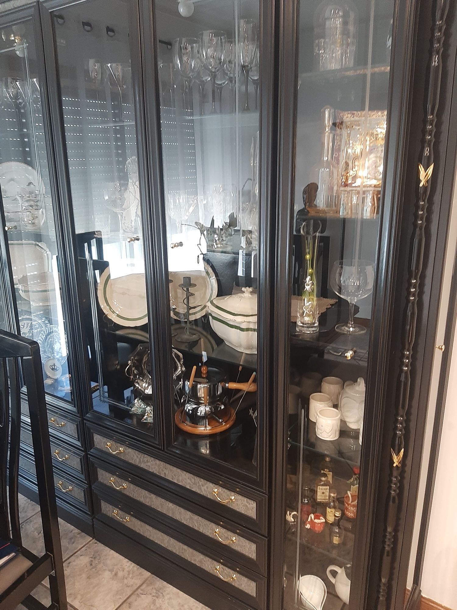 Móvel de sala com portas envidraçadas.
