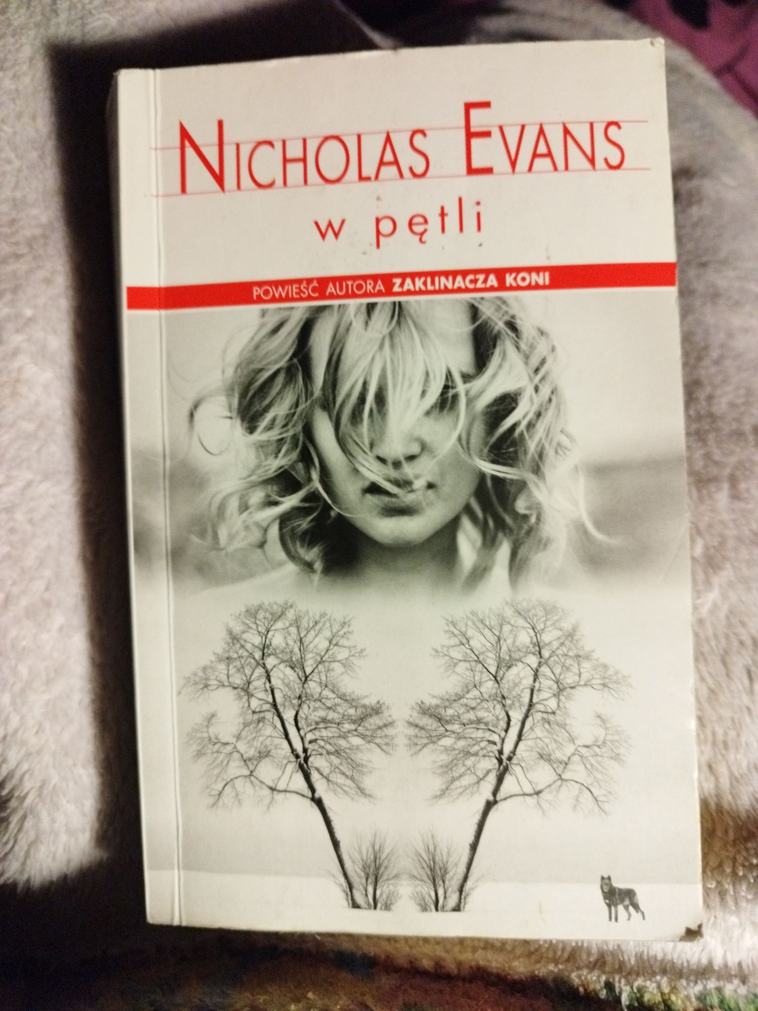 Nicholas Evans ,,W pętli'' książka o wilkach.