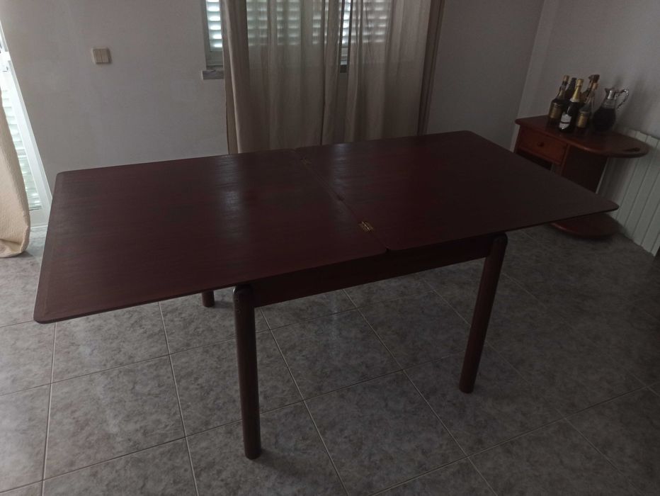 Mesa de sala com quatro cadeiras