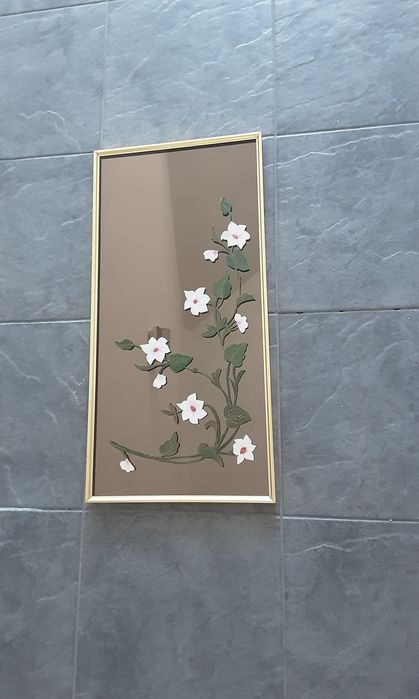 Espelho com moldura dourada