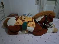 Cavalinho de peluche grande