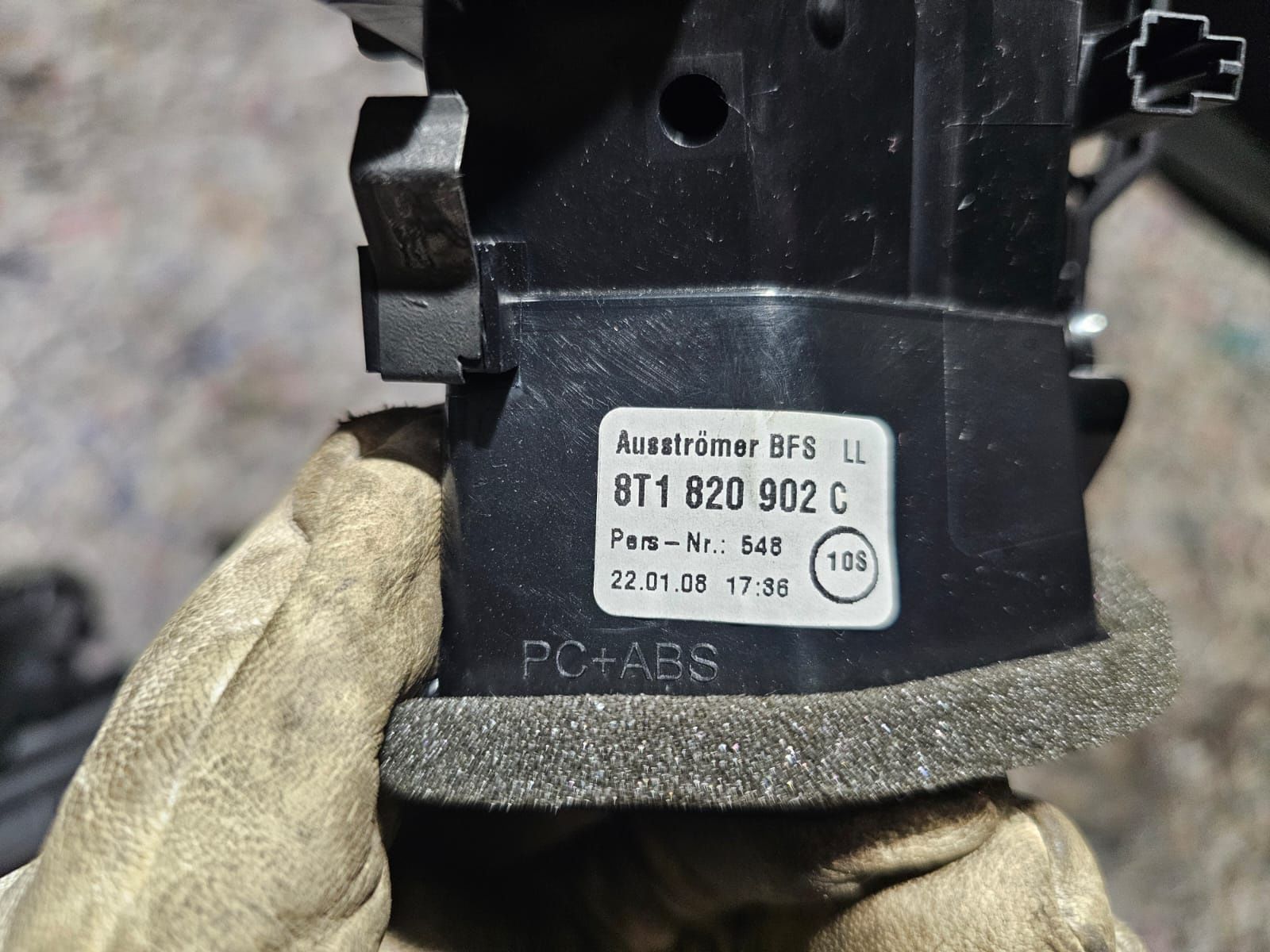 Audi A4 B8 Kratka nawiewu deski lewa środkowa EU