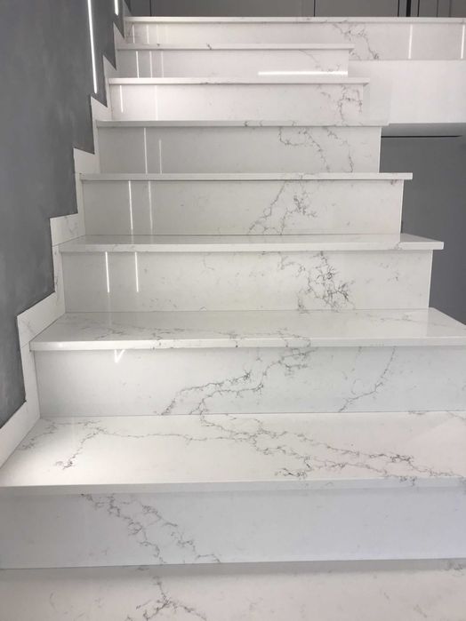 Schody z oryginalnego kamienia, konglomeratu, spieku, marmuru.
