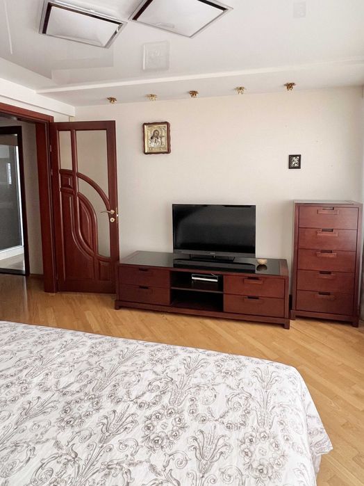 Оренда квартири з 3 спальнями по вул. Затишна, 15. Новий будинок,гараж