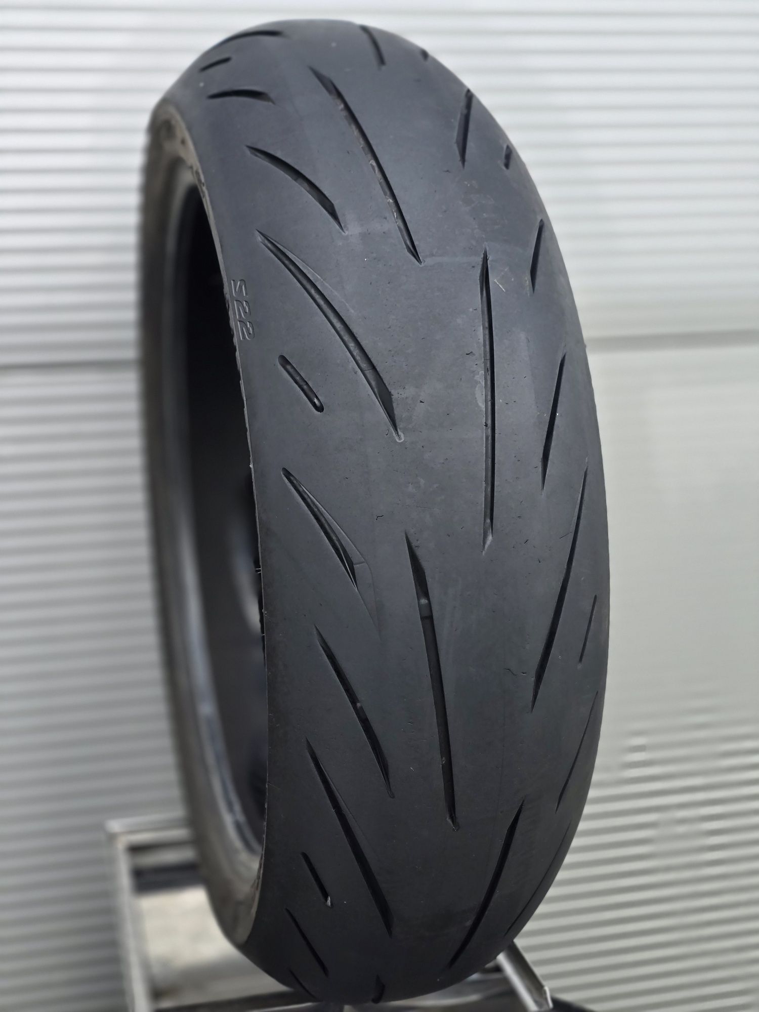 Opona Bridgestone s22R 180/55/17 bieznik 4mm