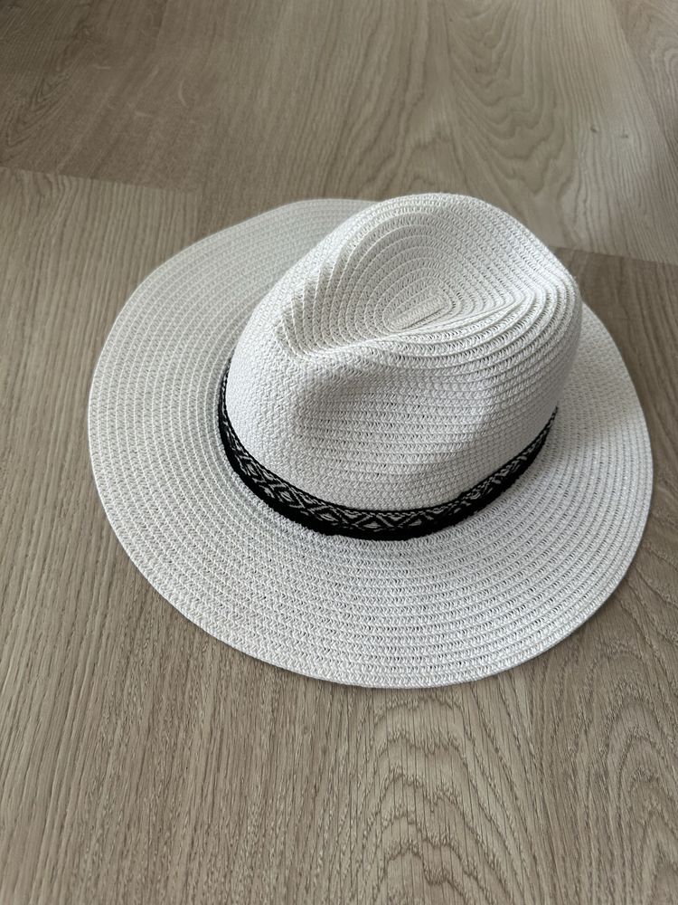 Daszek H&M + biały kapelusz