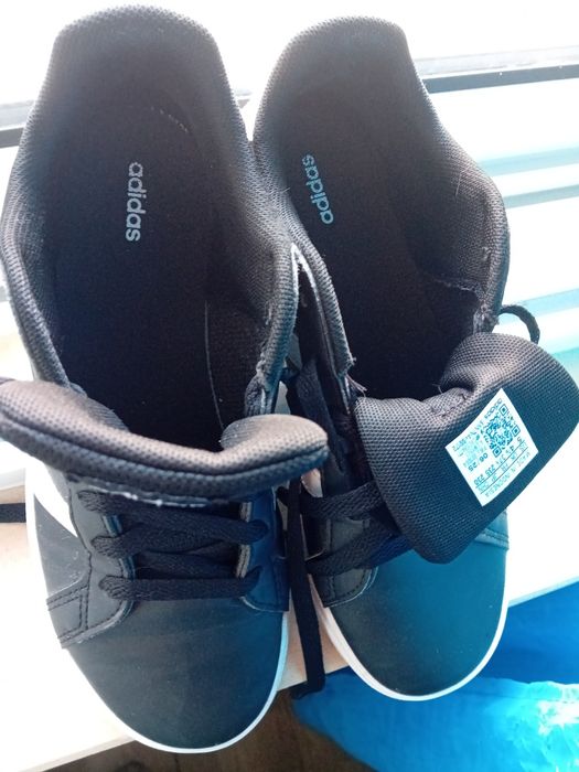 Tenis adidas com pouco uso.