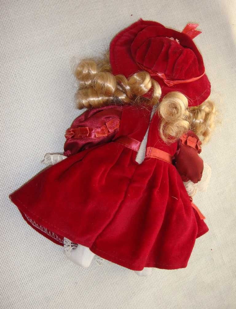 Немецкая винтажная фарфоровая кукла в бордовом бархатном платье 25 см