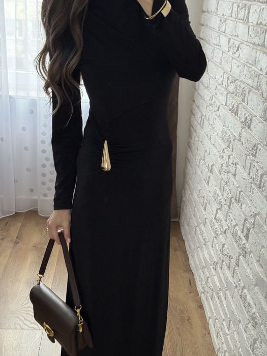 Długa maxi sukienka czarna zdobiona detalami w kolorze złota