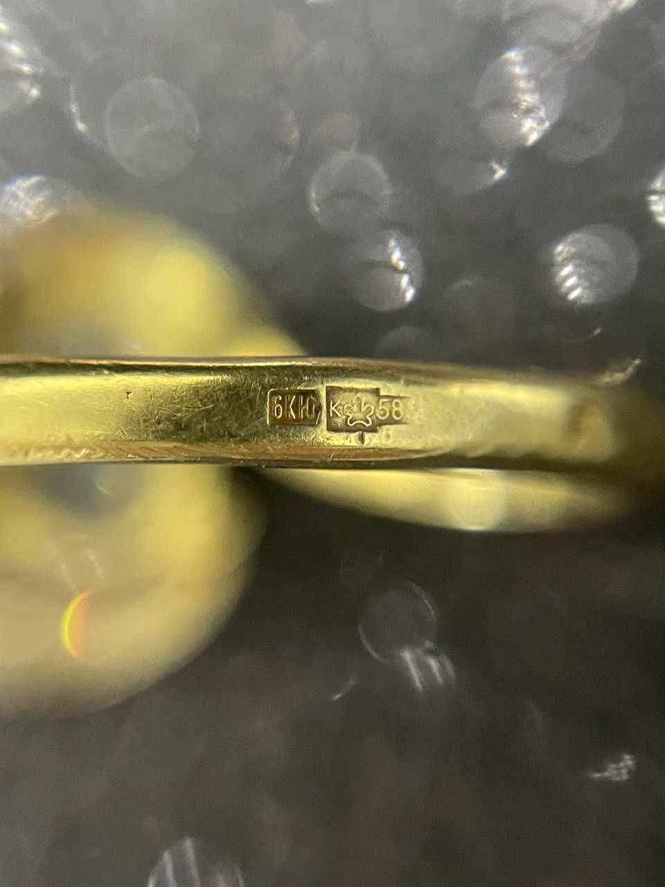 Золотое кольцо с бриллиантами из лимонного золота