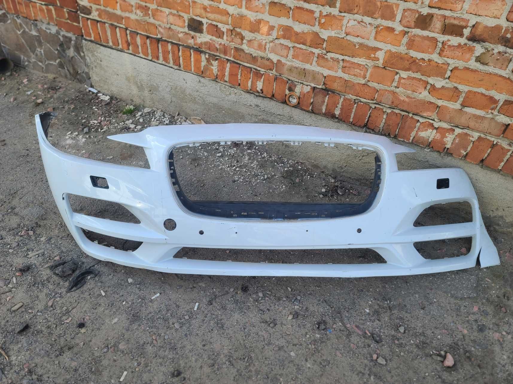 бампер передній половинка права HK8317F003A jaguar f-pace