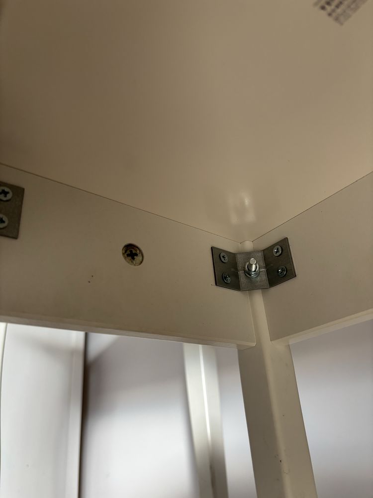 Biały taboret do toaletki